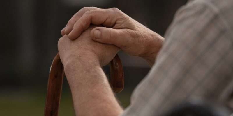 sarcopenia cos'è? tutto quel che c'è da sapere, dai sintomi iniziali a come contrastarla