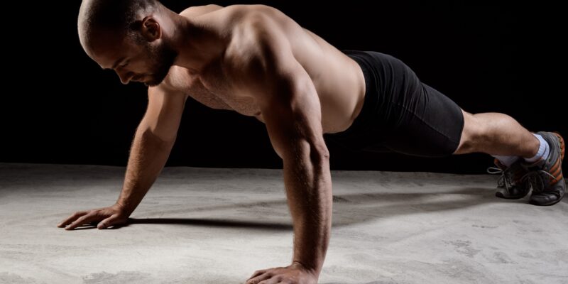 come si esegue correttamente un push up esercizio di spinta che coinvolge molto più che il petto