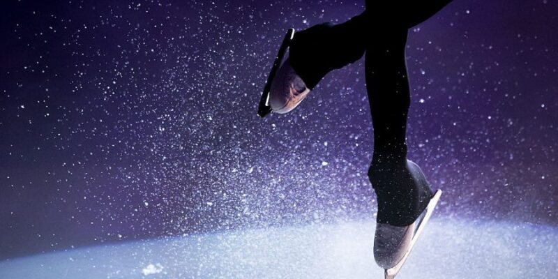 pattinaggio di figura quale allenamento serve, tutte le sfide di uno sport che richiede forza ed equilibrio, oltre all'eleganza