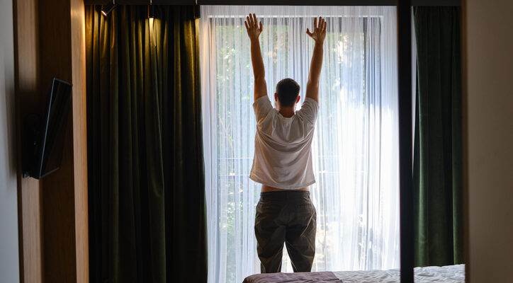 per chi è sempre in viaggio o si regala spesso vacanze, ecco i criteri guida per costruire un allenamento in camera hotel